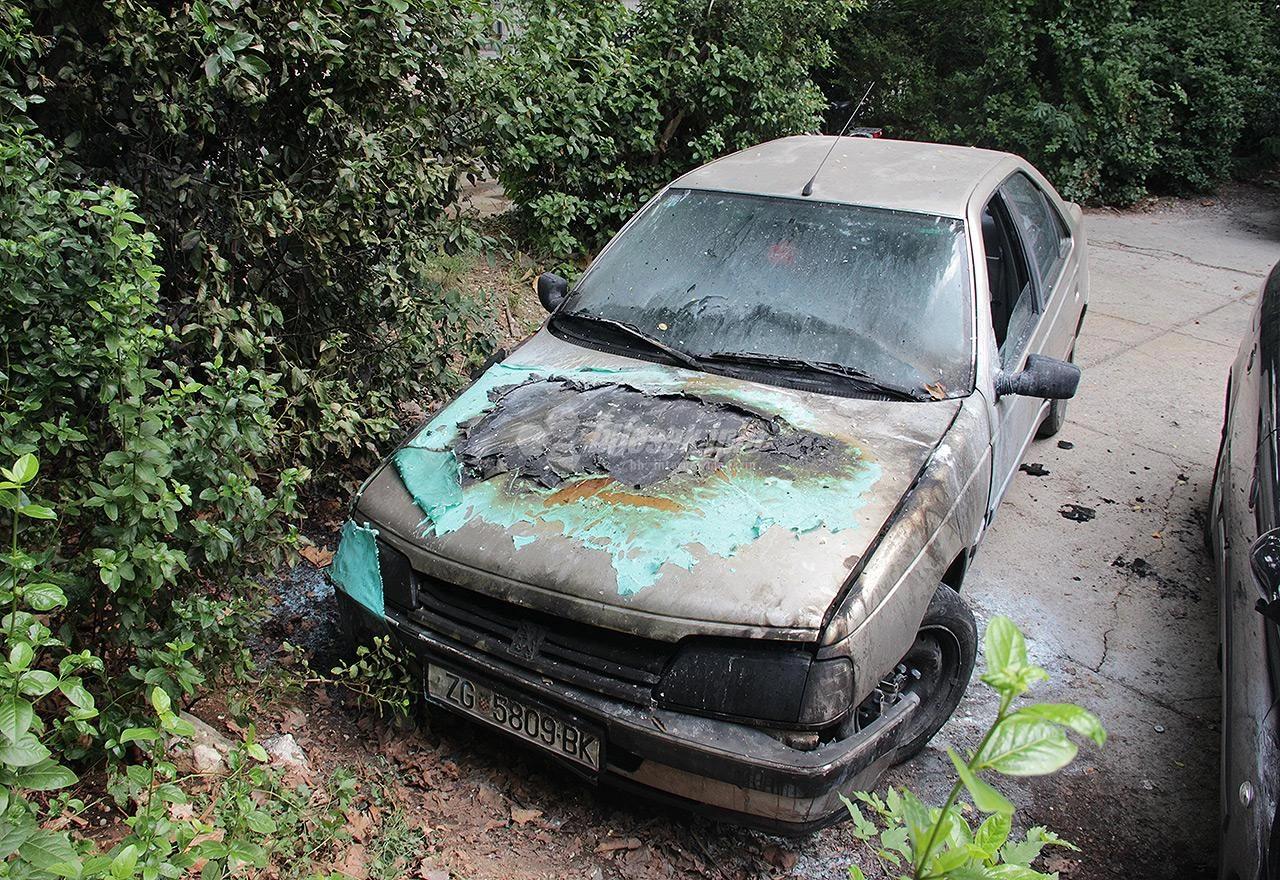 U Mostaru gorio automobil