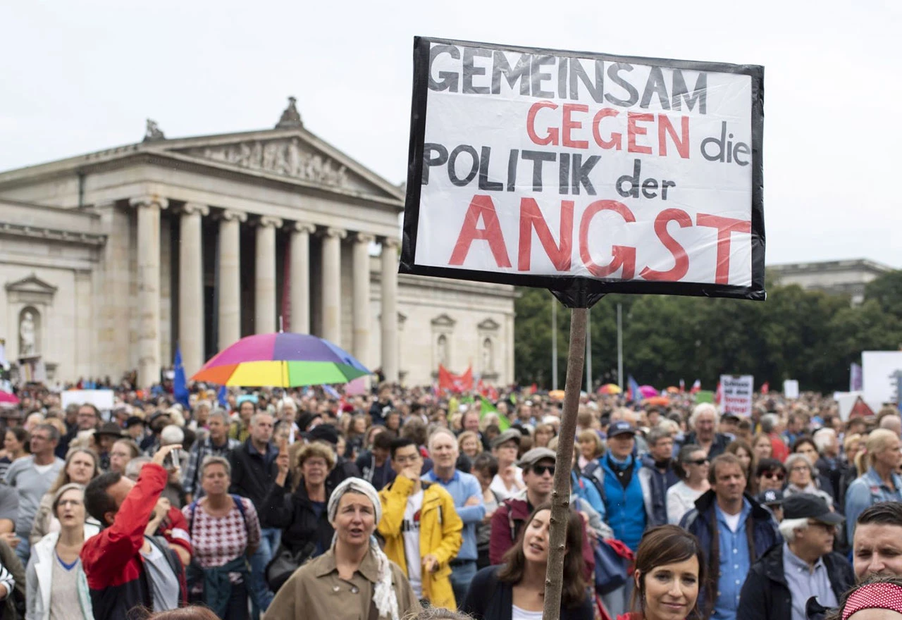  Masovni prosvjedi u Muenchenu protiv ''skretanja društva udesno''  