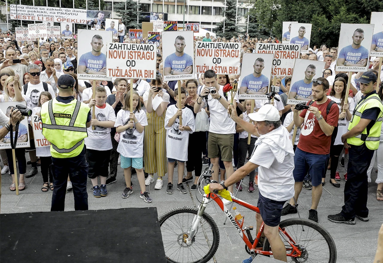 Više tisuća ljudi na prosvjedu "Pravda za Dženana" u Sarajevu