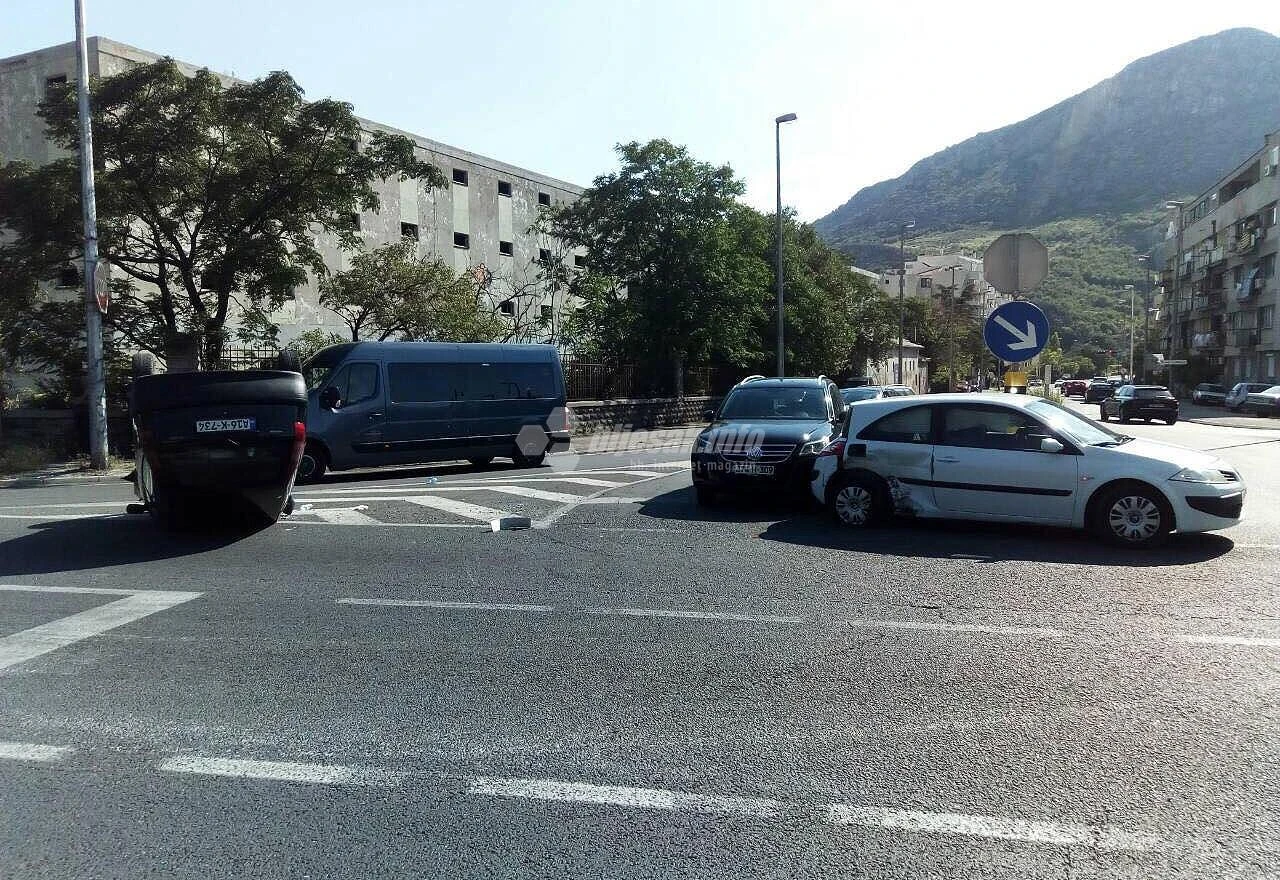 Mostar: Tri osobe ozlijeđene u sudaru tri automobila