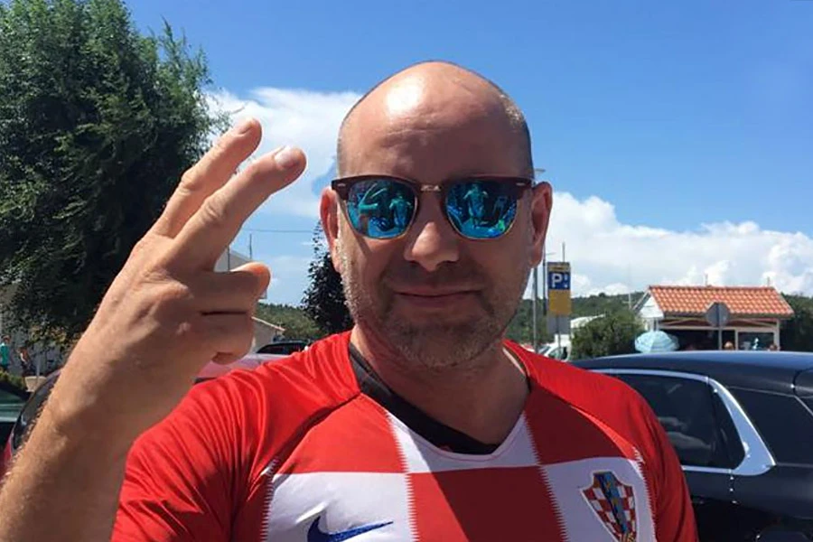 I to je BiH: Policajci ga kaznili jer je nosio dres Hrvatske