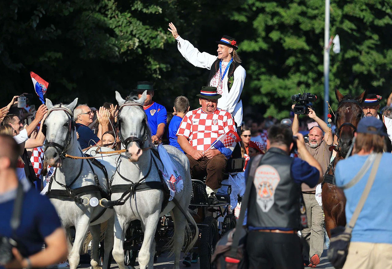 Domagoj Vida u narodnoj nošnji stigao kočijom u Donji Miholjac
