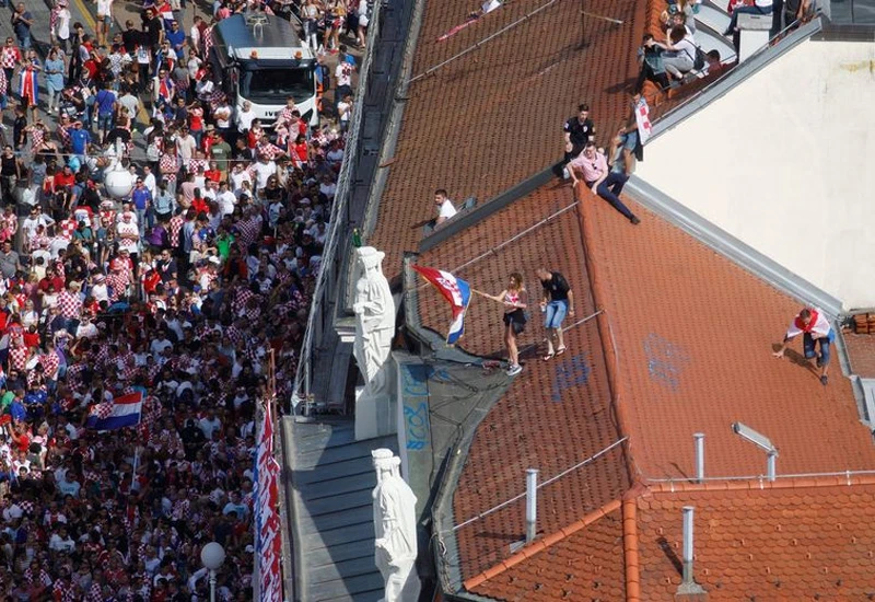 VIDEO | Zagreb u transu: Ljudi se penju po krovovima, Vida i Vrsaljko predvode navijanje