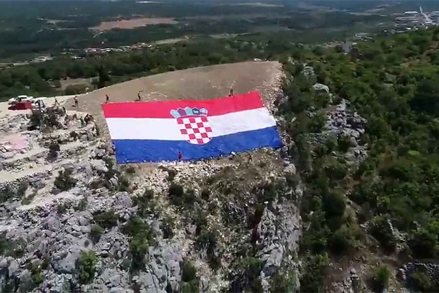 Uoči finala Svjetskog: Iznad Ljubuškog postavljena ogromna zastava Hrvatske