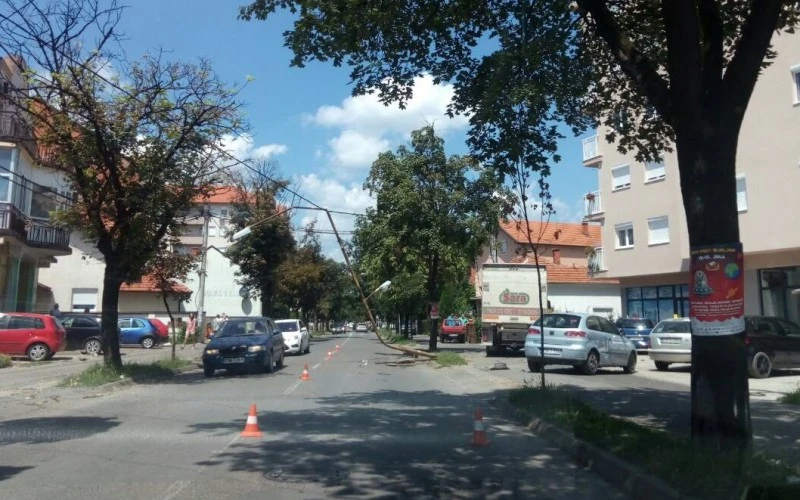 Kamion udario u šest vozila, rasvjetu i izlog