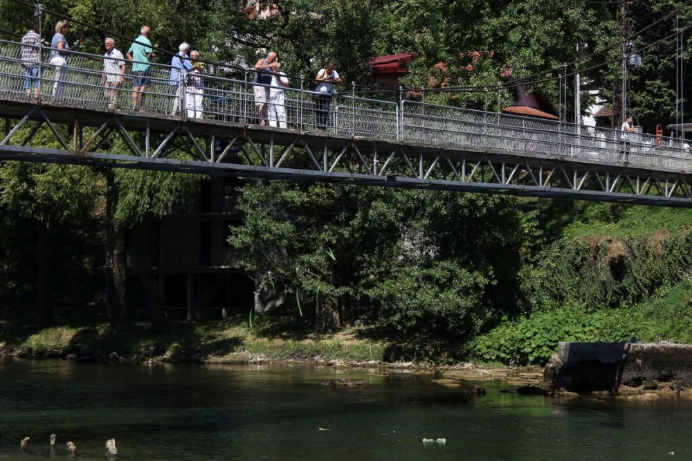 Cvijeće u znak sjećanja na oko 500 stradalih Bošnjaka i Hrvata u Banjoj Luci
