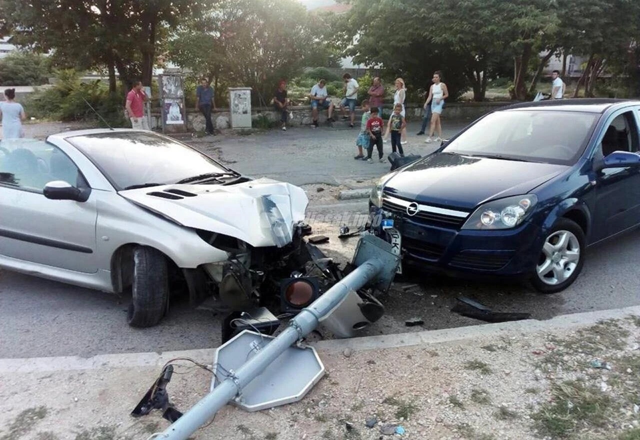Mostar: Tri osobe ozlijeđene u sudaru tri vozila