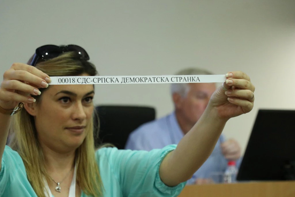 Nakon što je zakazala elektronika, žrijebanje političkih subjekata na glasačkom listiću nastavljeno ručno