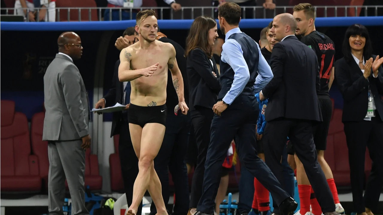 Opet Ivan u gaćama: Rakitić i u Moskvi poklonio navijačima sve sa sebe!