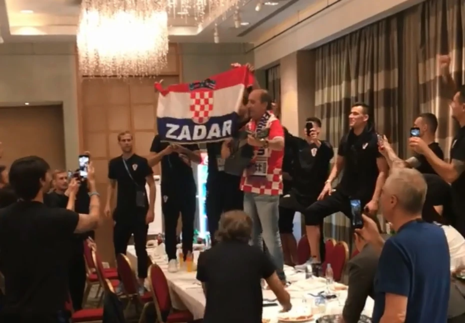 Dalić i igrači pobjedu proslavili s Grdovićem