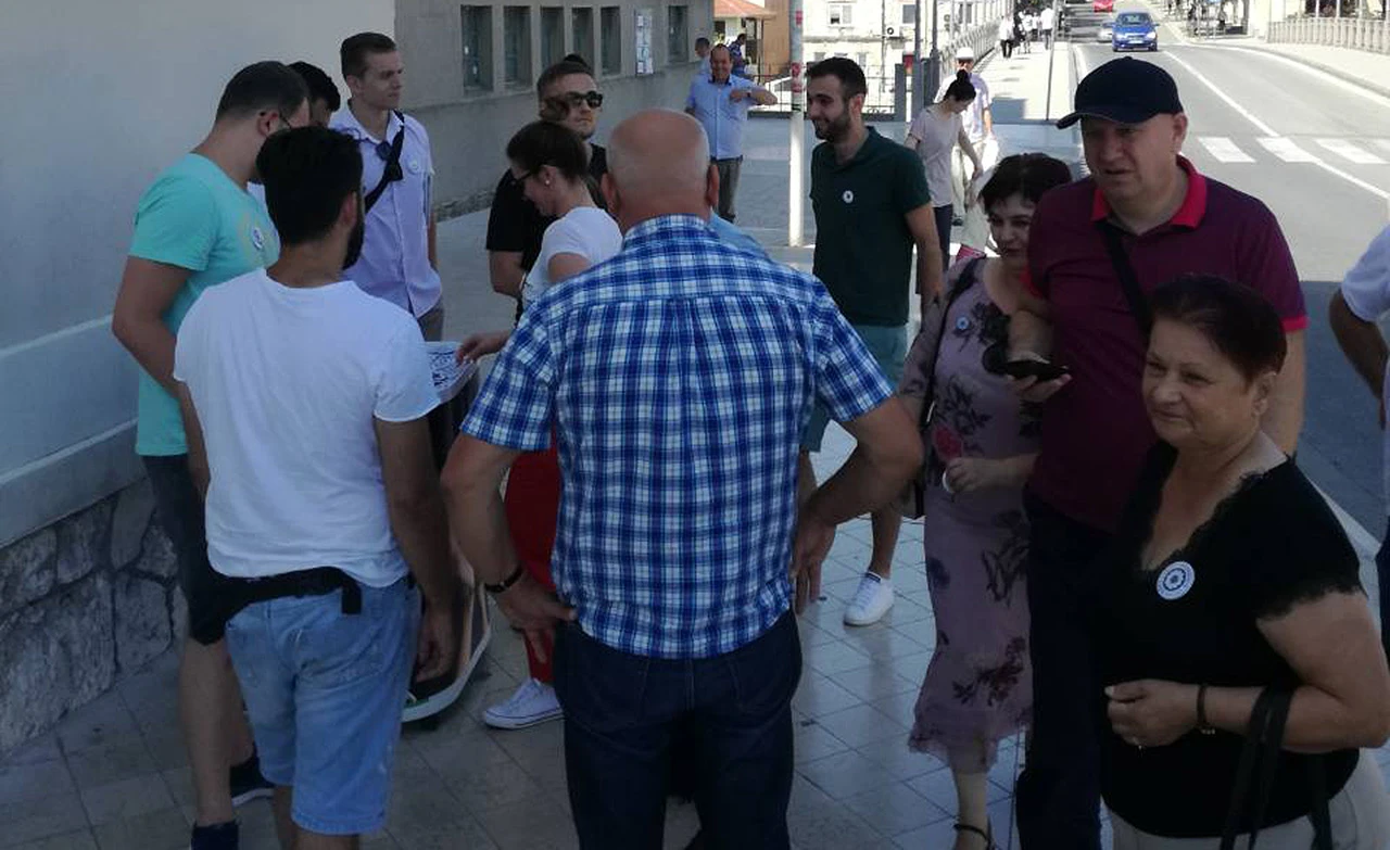 Cvijet Srebrenice na mostarskim ulicama