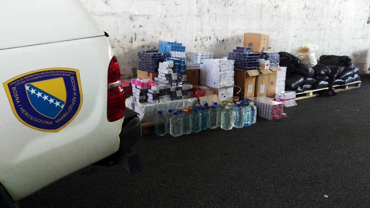 Oduzet duhan, rakija i automatska puška