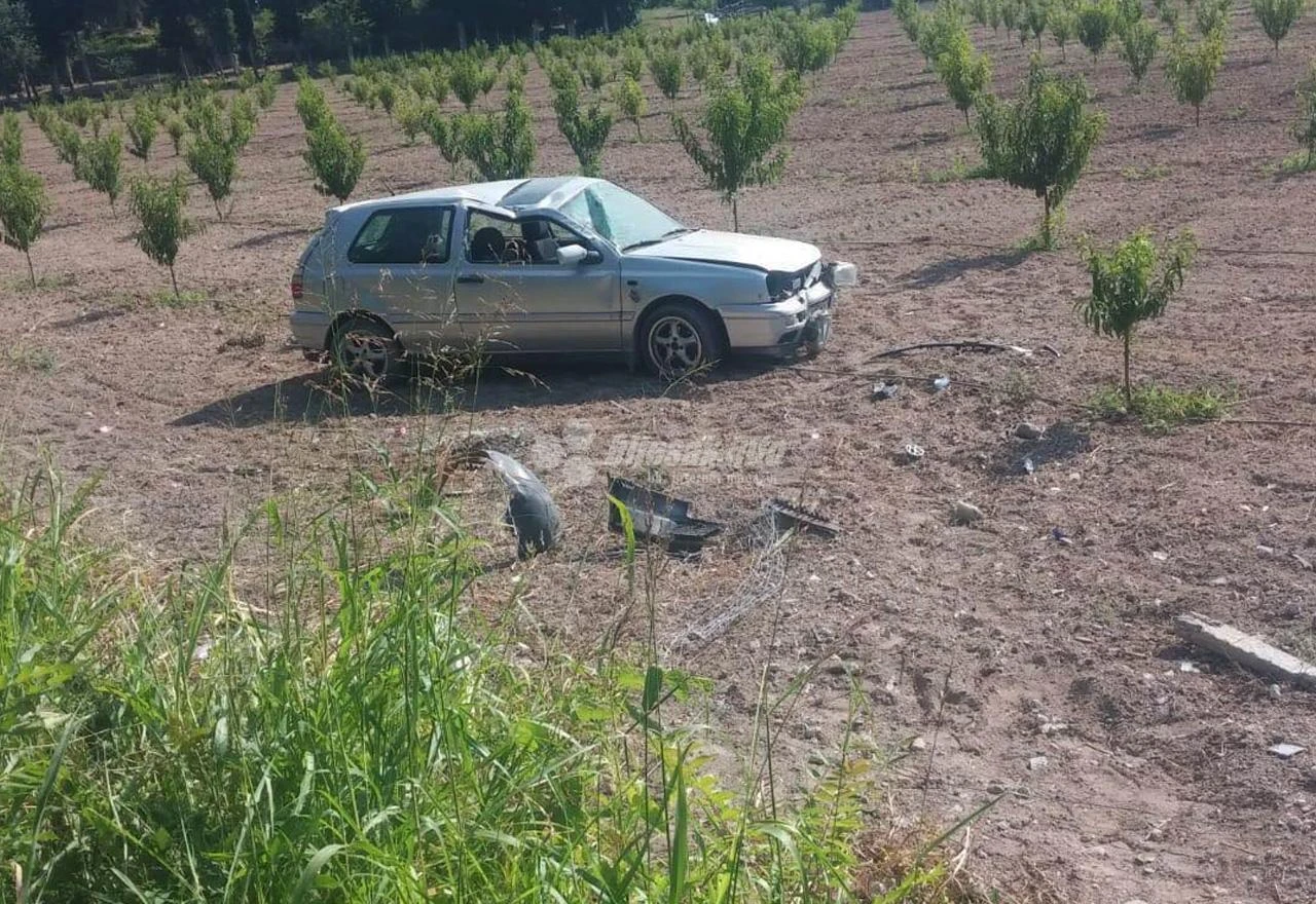 Čapljina: Golf završio na krovu pa otklizao u voćnjak