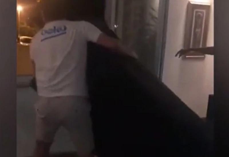 Hrvatski navijač od sreće bacio kauč kroz prozor