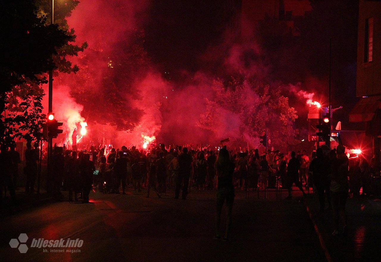 VIDEO | Mostar slavi pobjedu Vatrenih - upriličen i vatromet!
