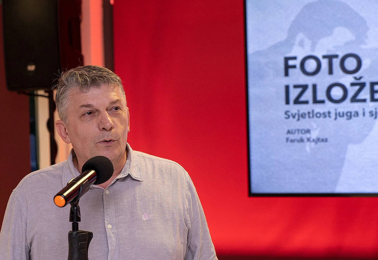 Održana izložba fotografija mostarskog novinara koja prelazi granice