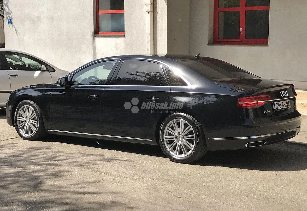 Dajmo da voze: Zavirite u službene automobile