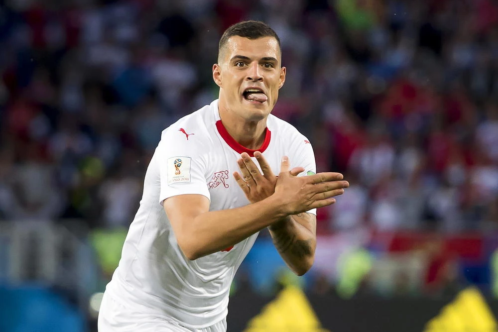 Magnet za crvene kartone: Švedski branič predlaže da se ide na provociranje Xhake