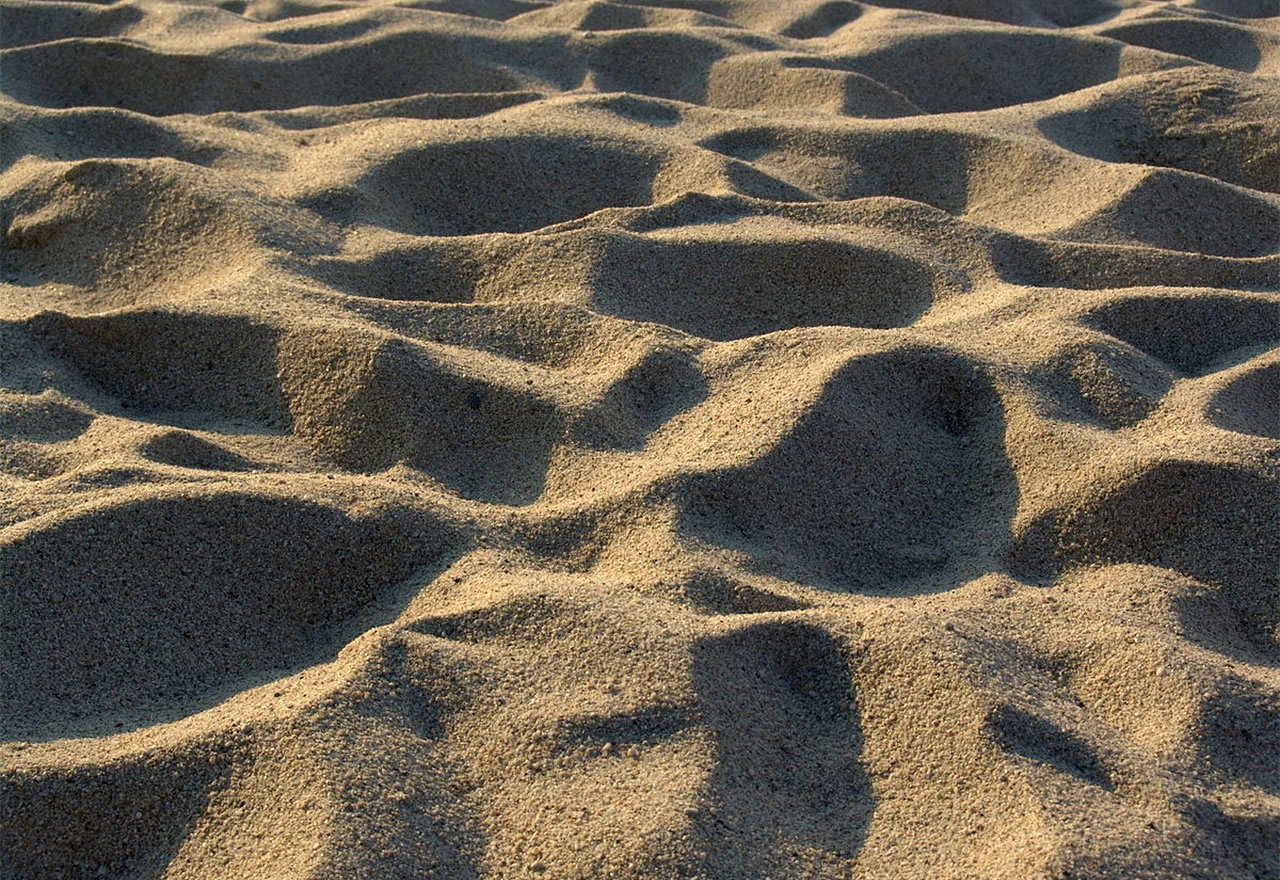 Vrijedniji je od nafte, a mafija ga krade na plažama