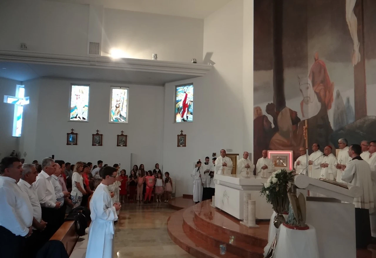 Posvećena župna crkva Presvetog Tijela i Krvi Kristove na Buni 