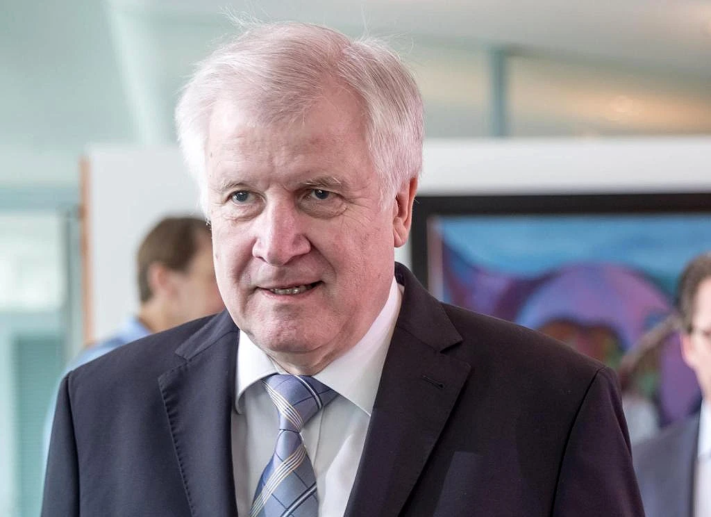 Seehofer  ponudio ostavku 