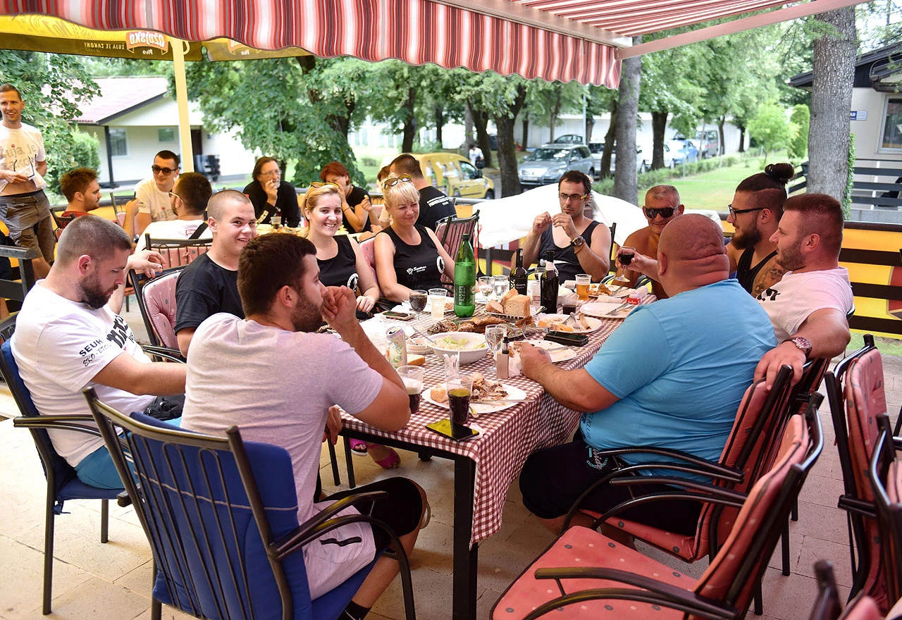 Mostar: U jednom satu iz rijeke Bune izvađeno više od 100 vreća smeća