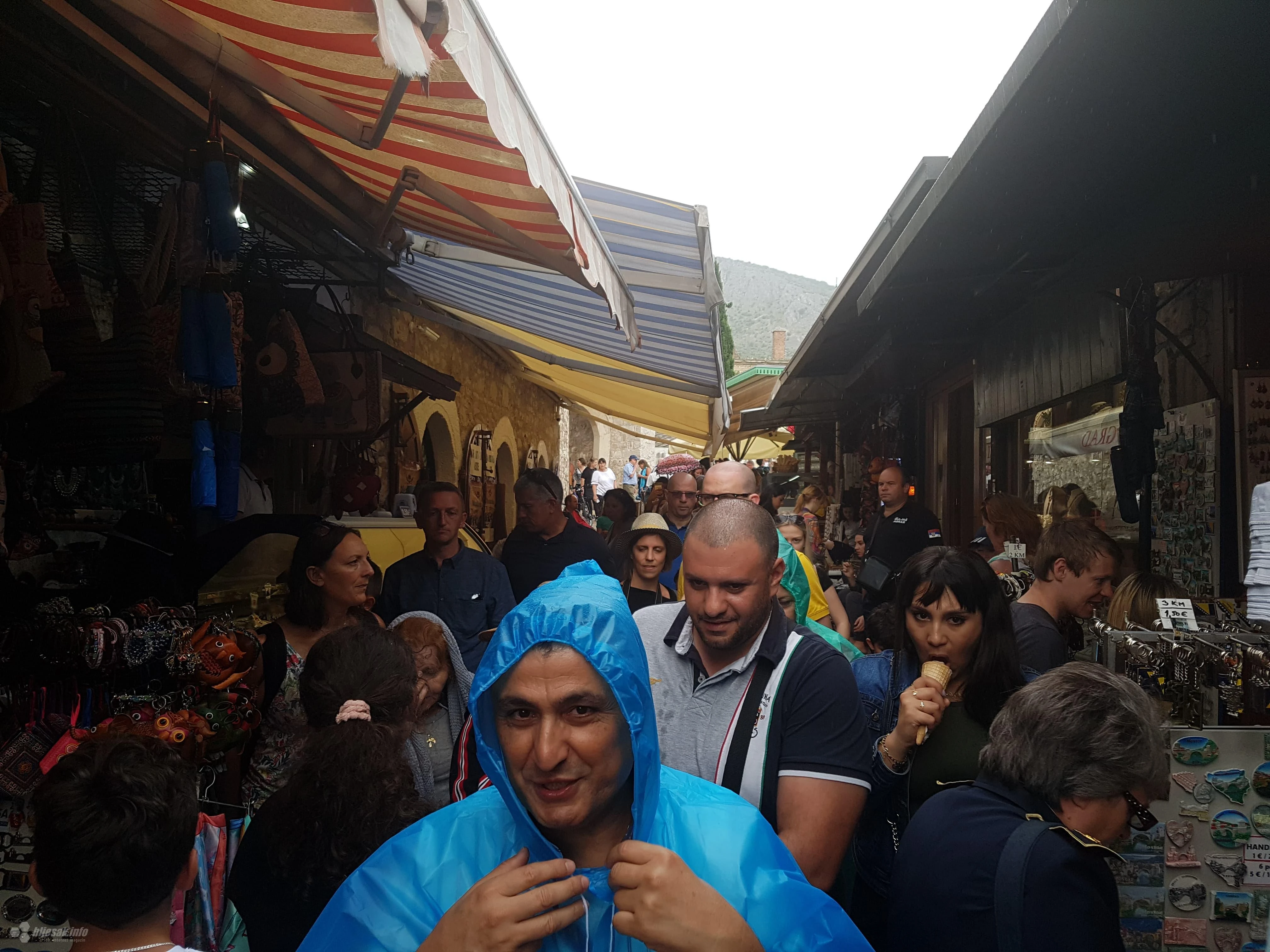 Turisti dolaze i u kabanicama: Ne žele propustiti mostarske ljepote