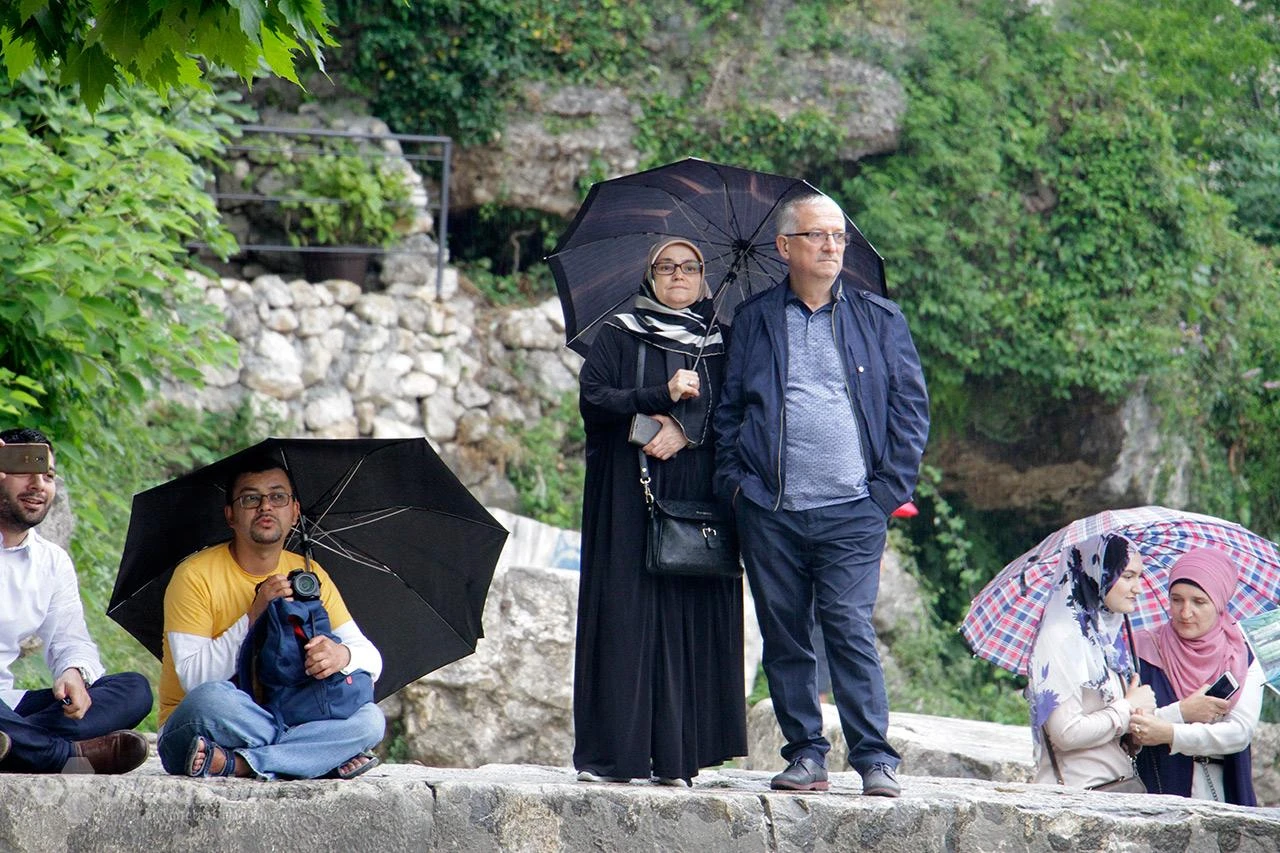 Jaka kiša nije omela koncert ispod Starog mosta: Turski vojnici tradicionalno zasvirali 