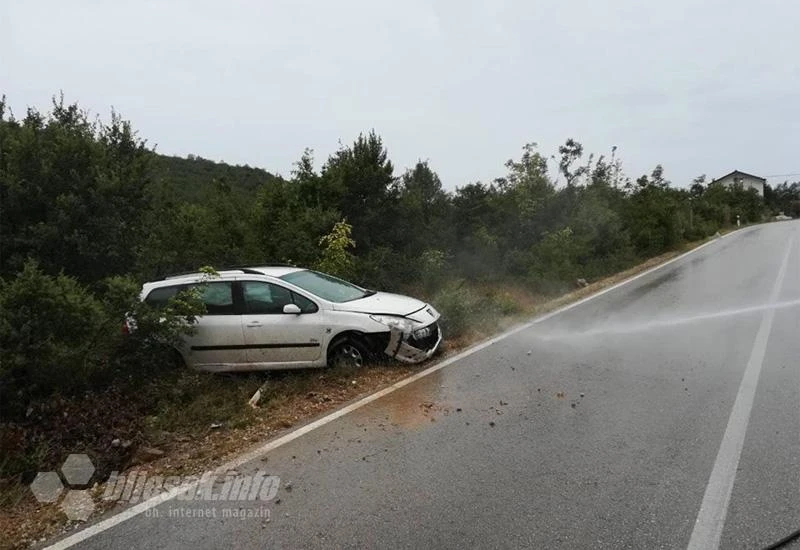 Čapljina: Mercedes završio u zidu, Peugeot pokraj ceste