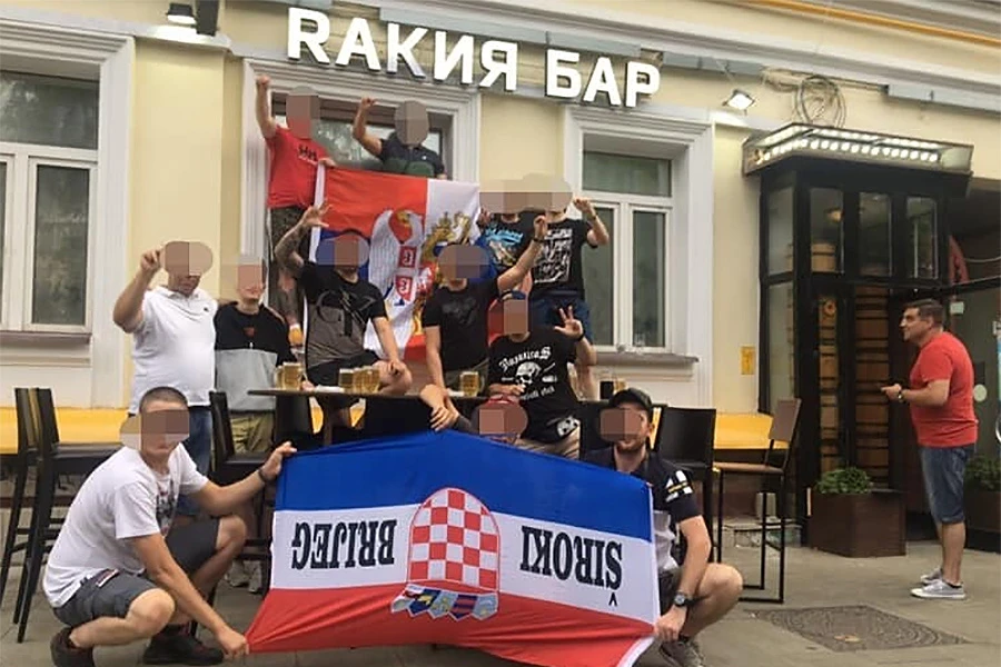 Srpski navijači na SP-u hvale se trofejem - hrvatskom zastavom 'Široki Brijeg'