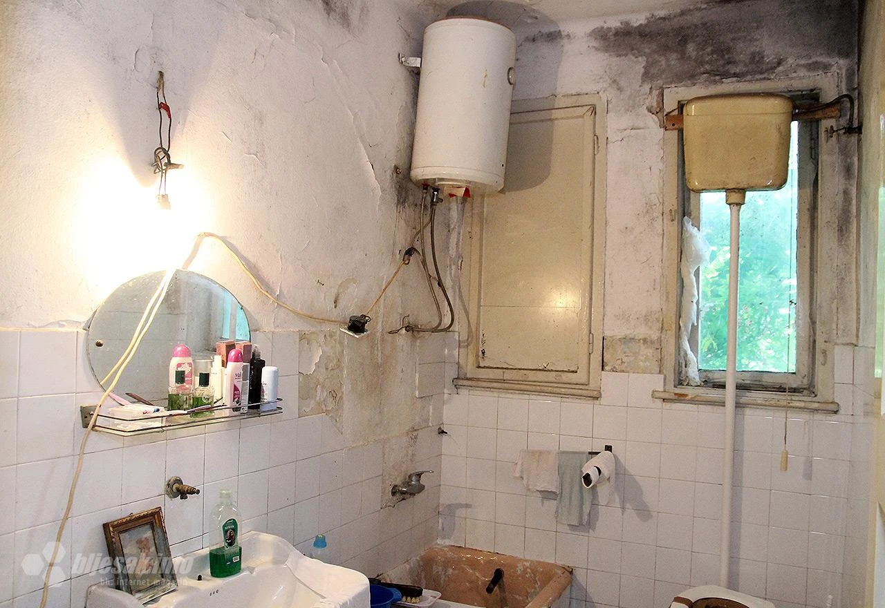Tu, pored nas: Starica u Mostaru godinama živi u ruševinama 