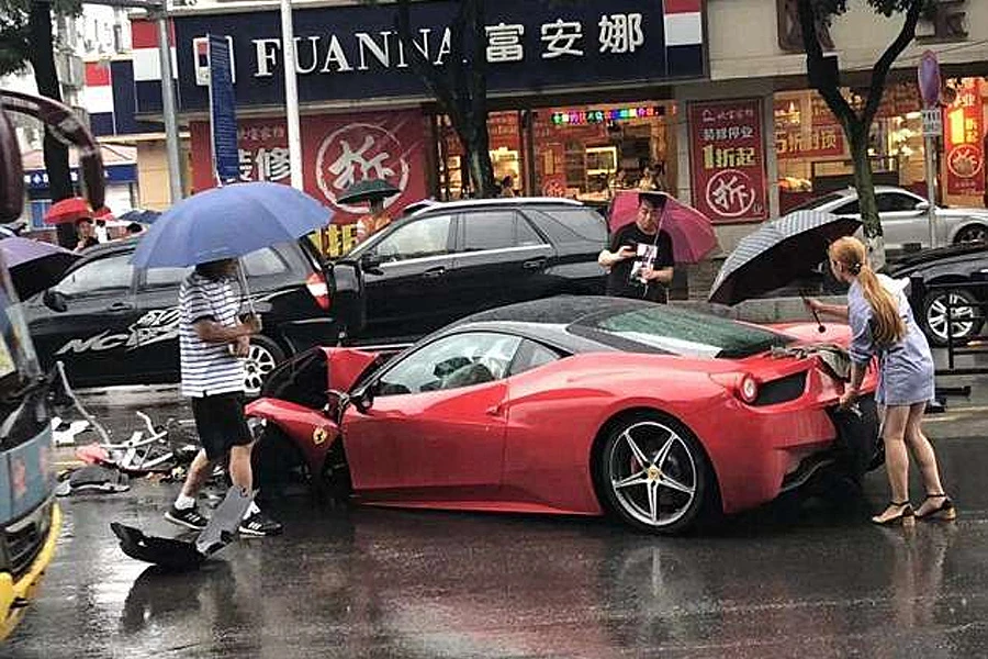 Kineskinja unajmila Ferrari i razbila ga nakon par metara