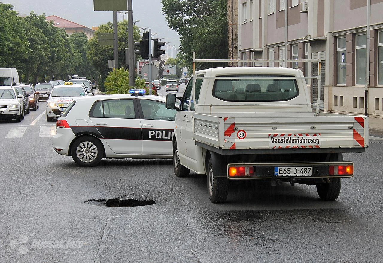 Mostar: Otvorila se rupa na cesti
