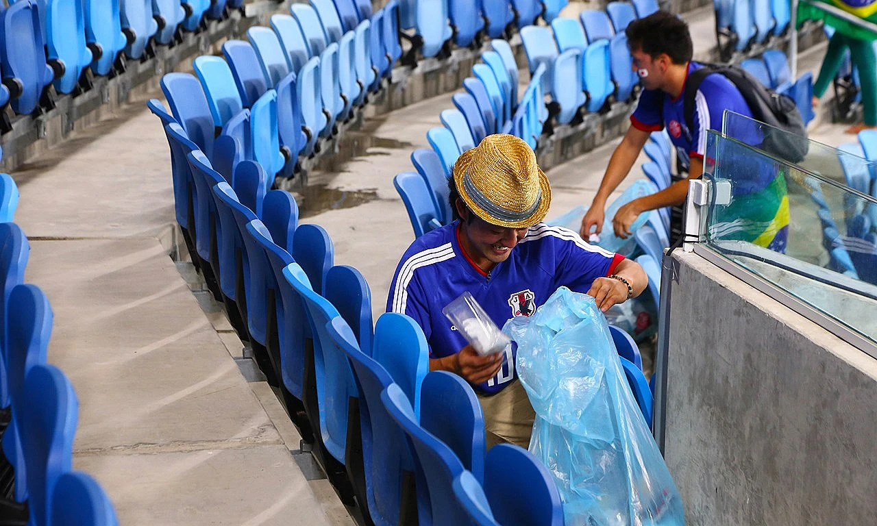 Navijači očistili stadion nakon utakmice 