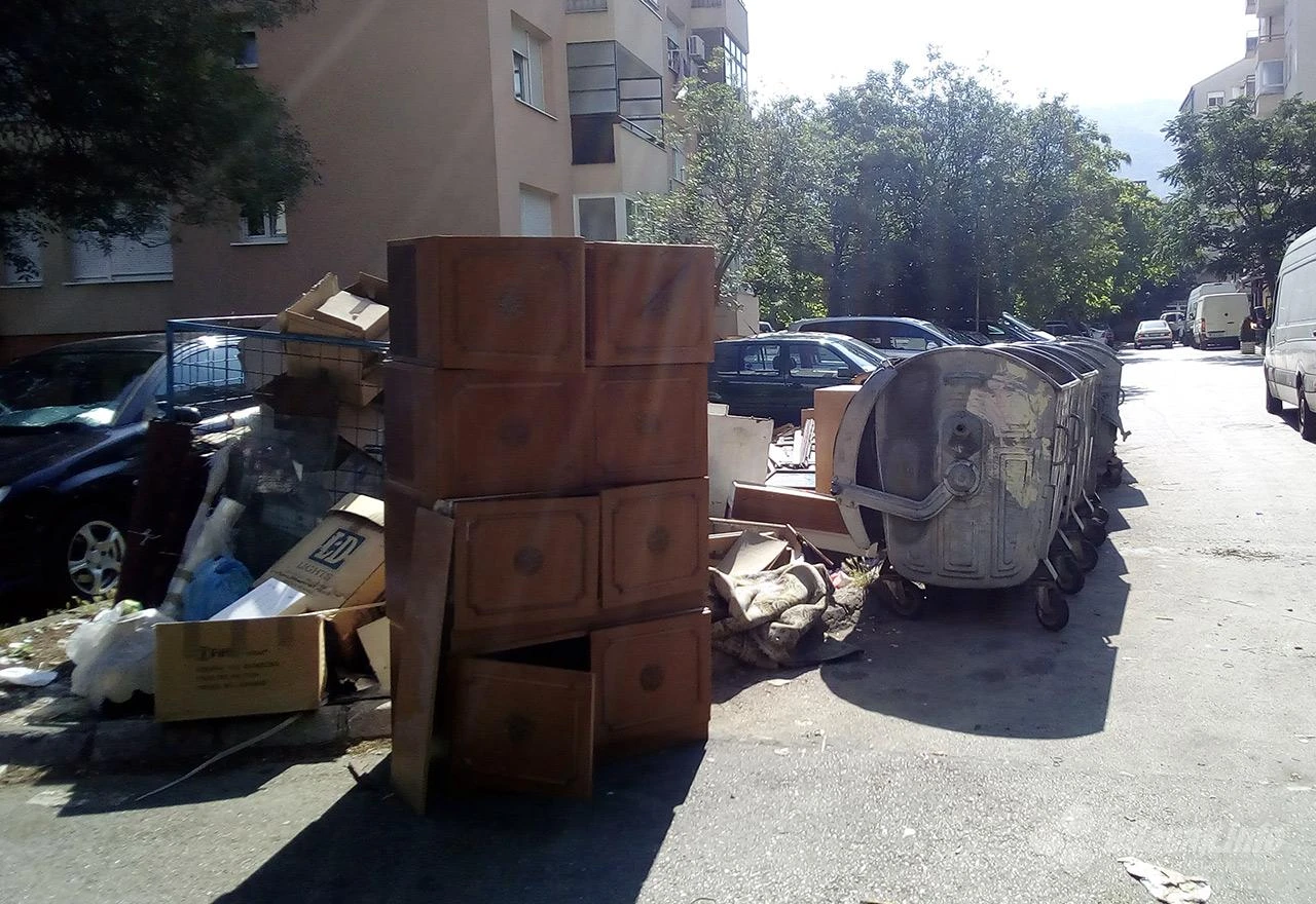 Nepoznat netko u Mostaru postavio izložbu svijesti