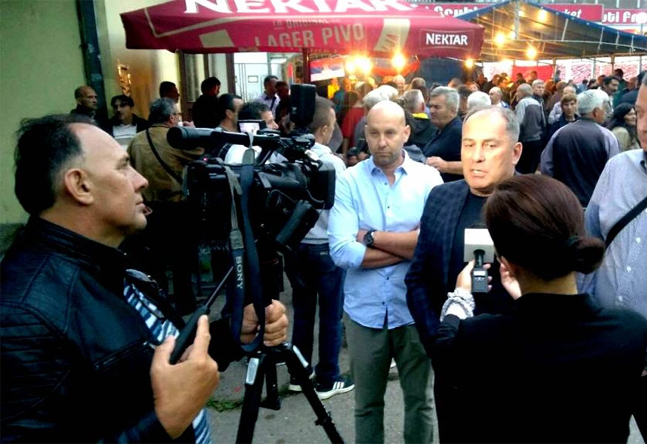 Je li Mektić ispred ili iza kamere?
