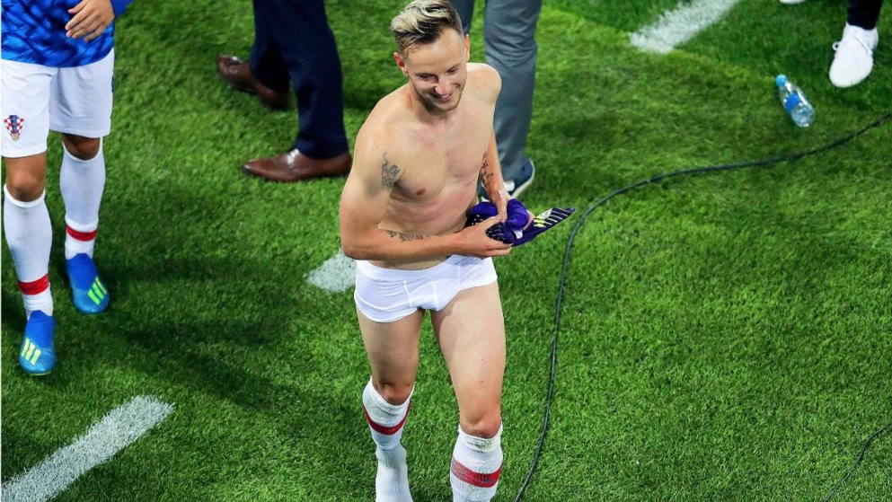 Ivan u gaćama: Popularni Raketa navijačima poklonio sve sa sebe!