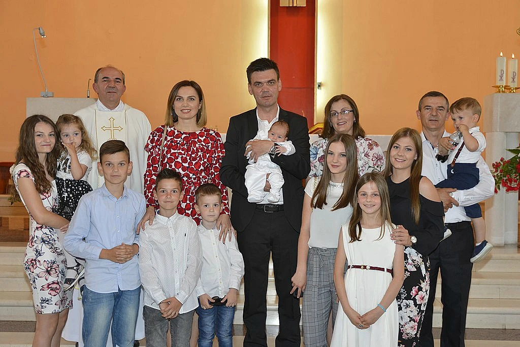 U obitelji Sičaja kršteno sedmo dijete