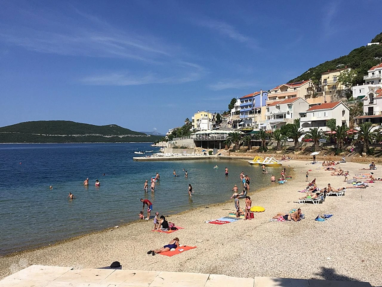 Turisti se odmaraju na neumskim plažama