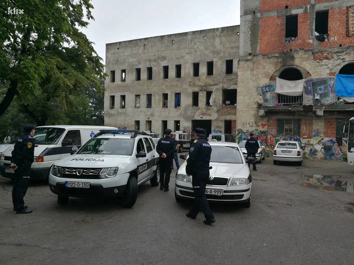 Više od 100 policajaca pretreslo objekte u kojima borave migranti