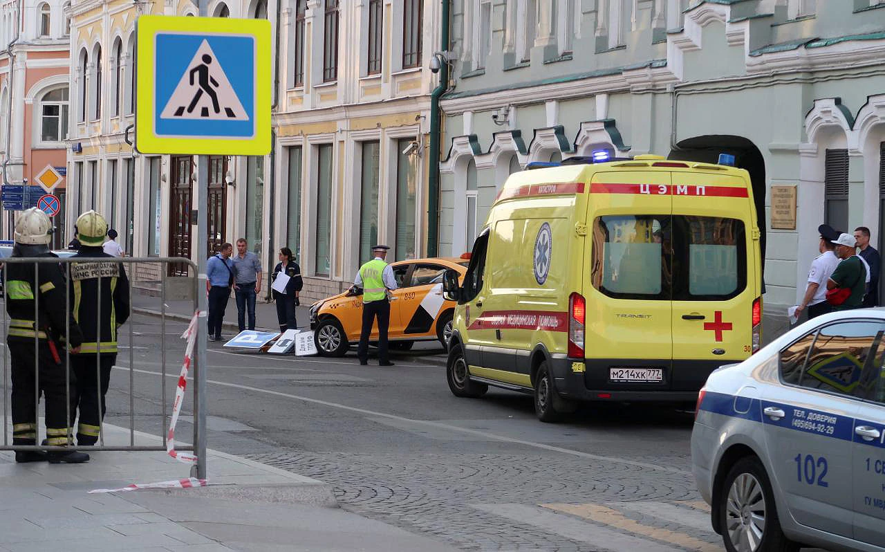 Objavljena uznemirujuća snimka udara taksija u navijače u Moskvi