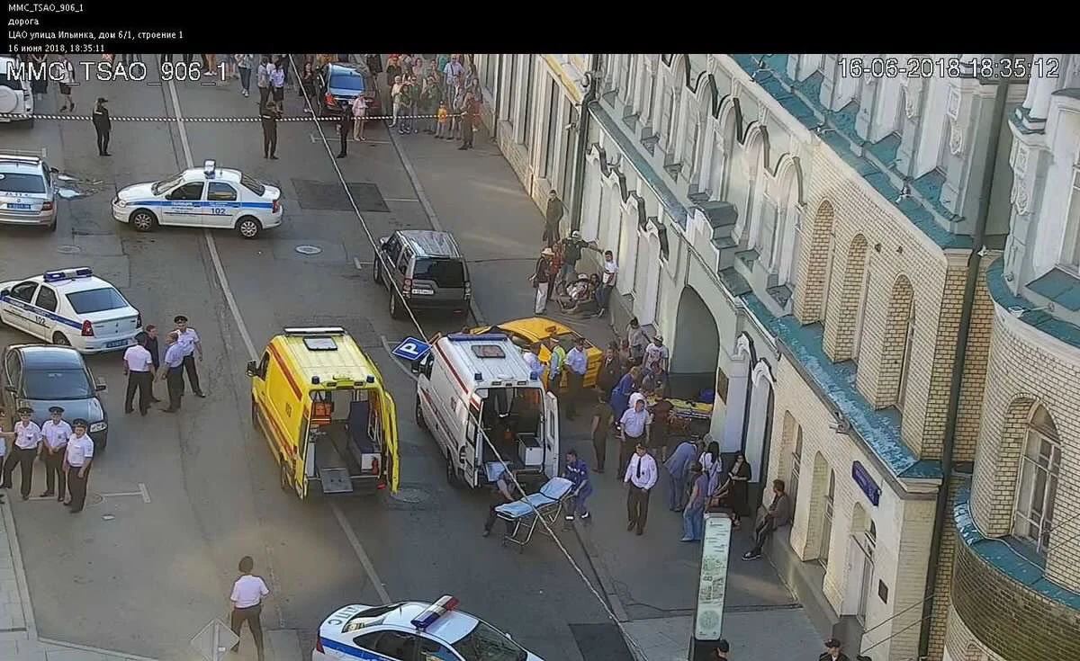 Taksi se zabio u navijače u središtu Moskve