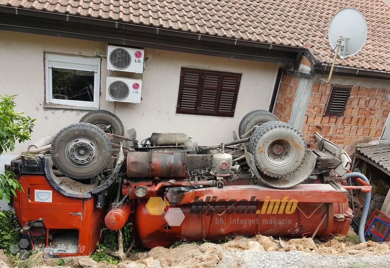 Čapljina: Cisterna se prevrnula na krov i završila u kući