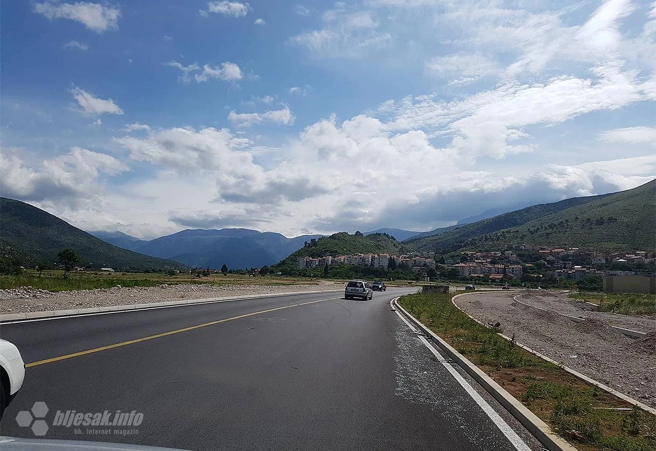 Mostar: Pet dana nakon nesreće ostaci automobila na cesti