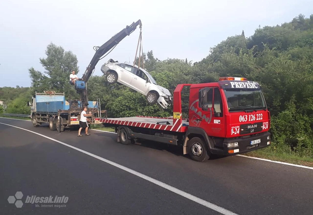 Čapljina: Vatrogasci izvlačili vozilo iz ograde pokraj magistrale M17
