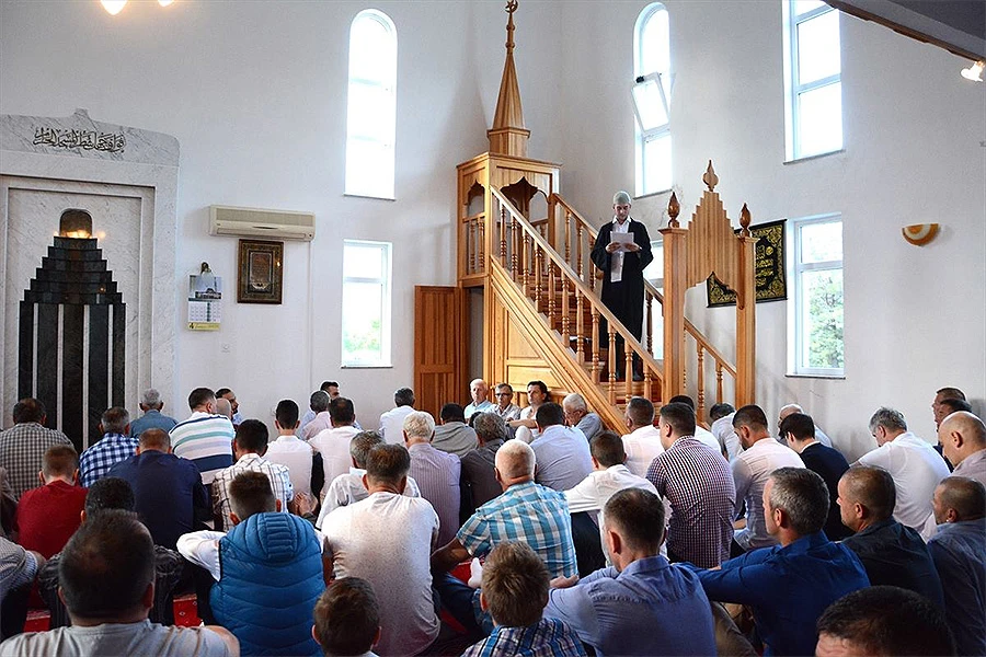 Migranti iz Salakovca bajram-namaz klanjali s mještanima u lokalnoj džamiji