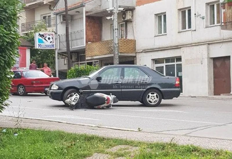 Skuter završio pod Mercedesom na Balinovcu