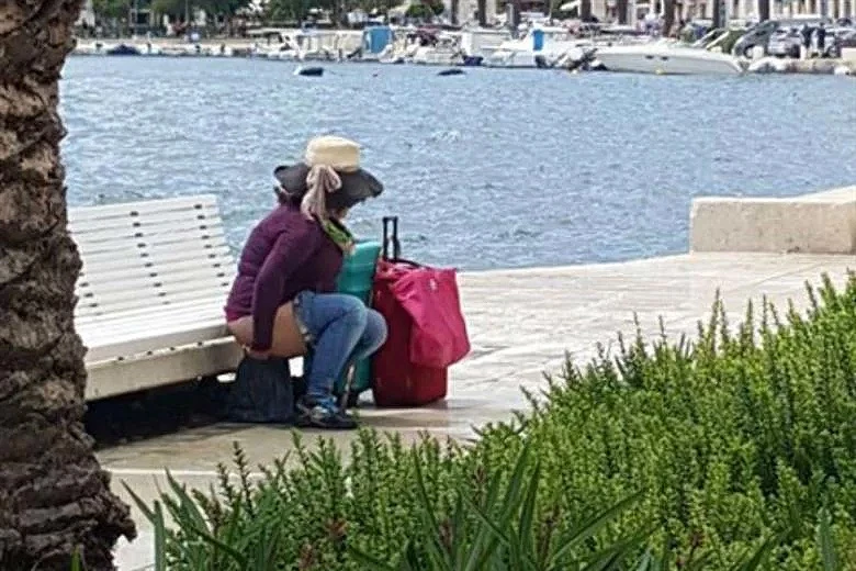 VIDEO | Gospođa obavila nuždu nasred Rive