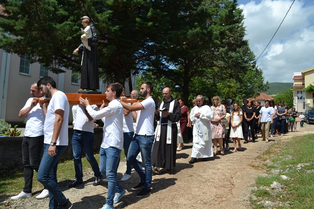 Ljubotići: Procesijom i svečanim misnim slavljen proslavljen blagdan svetog Ante
