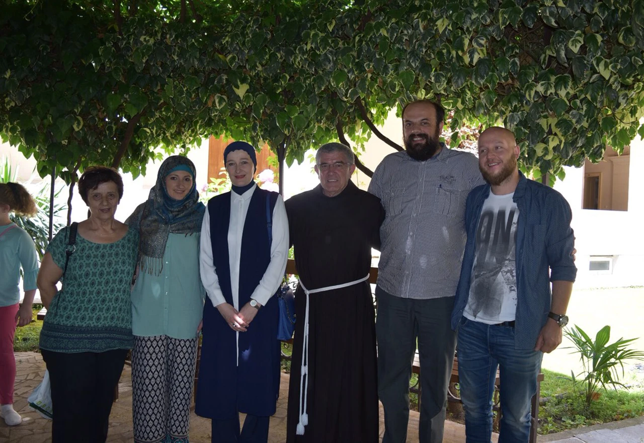 Malo drugačija šetnja Mostarom: Pop, imam i fratar u druženju s djecom